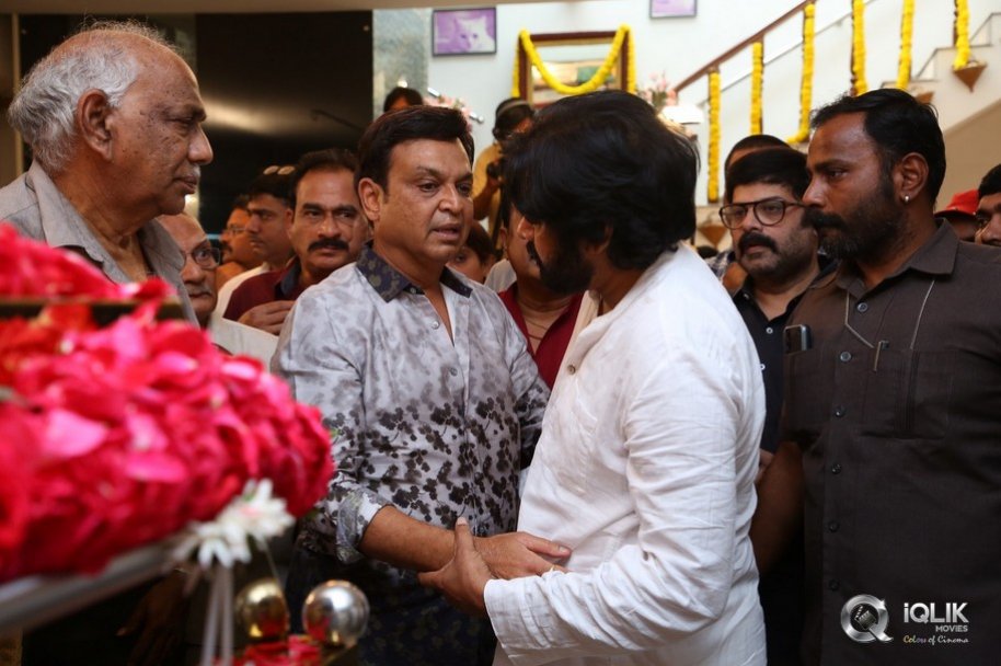 Celebrities-pay-homage-to-superstar-Krishna